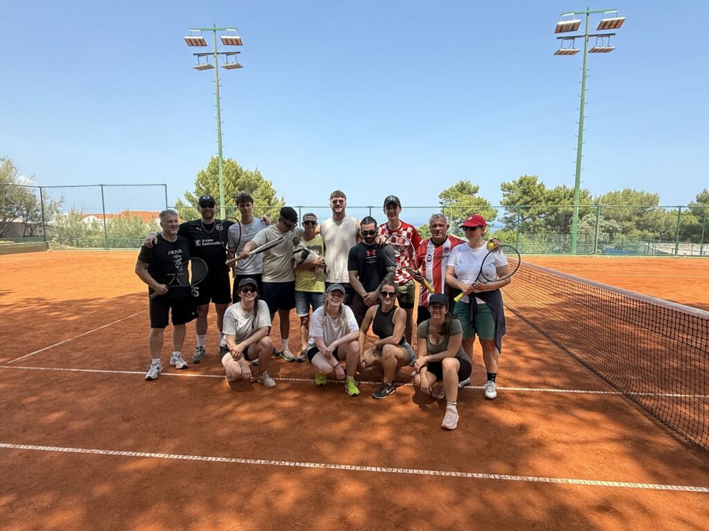 Das Team des PTZ Höchst gemeinsam beim Tennisturnier während eines Teamevents